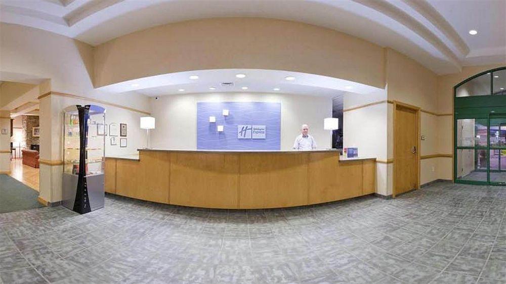 Holiday Inn Express Breezewood By Ihg Exterior photo