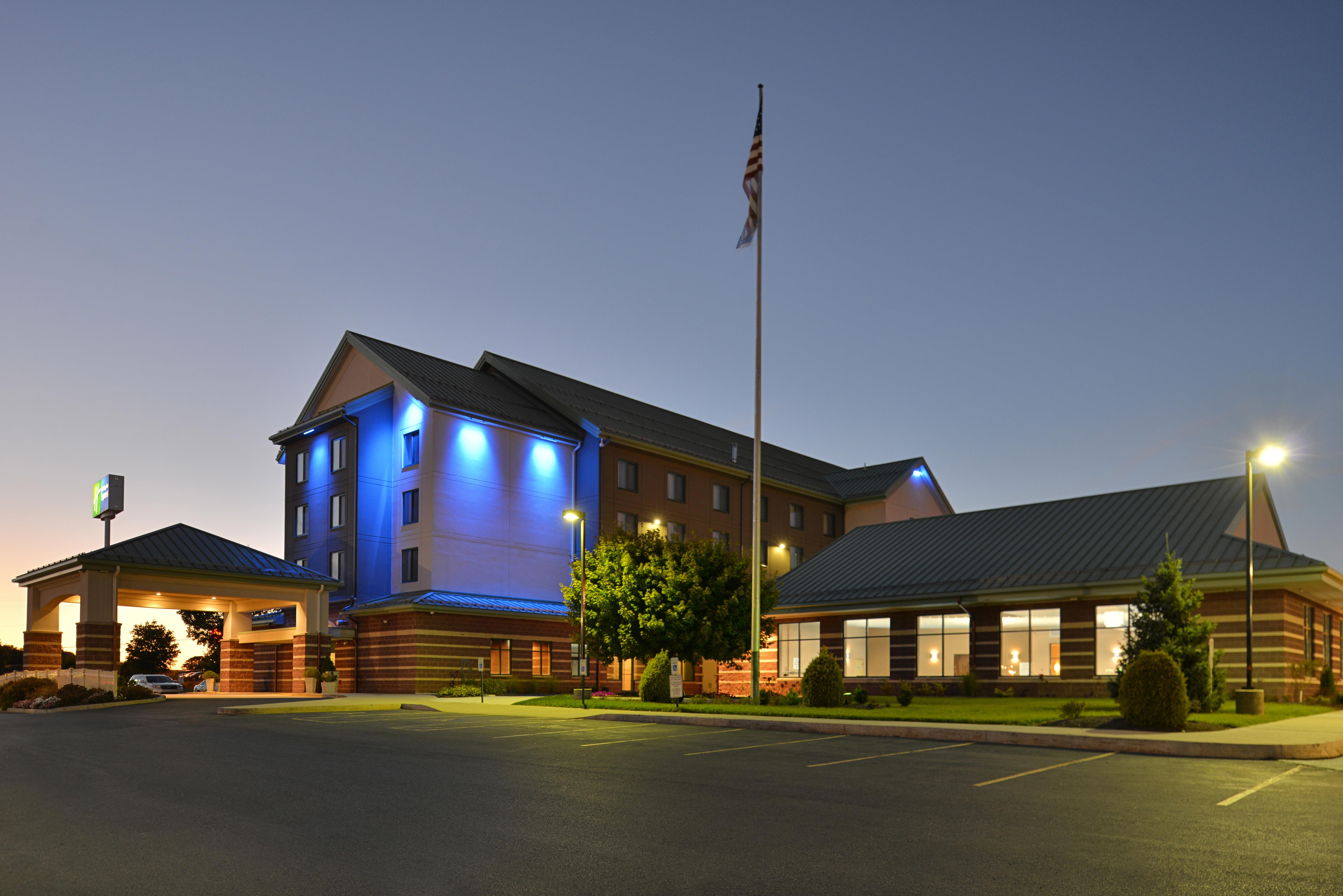 Holiday Inn Express Breezewood By Ihg Exterior photo