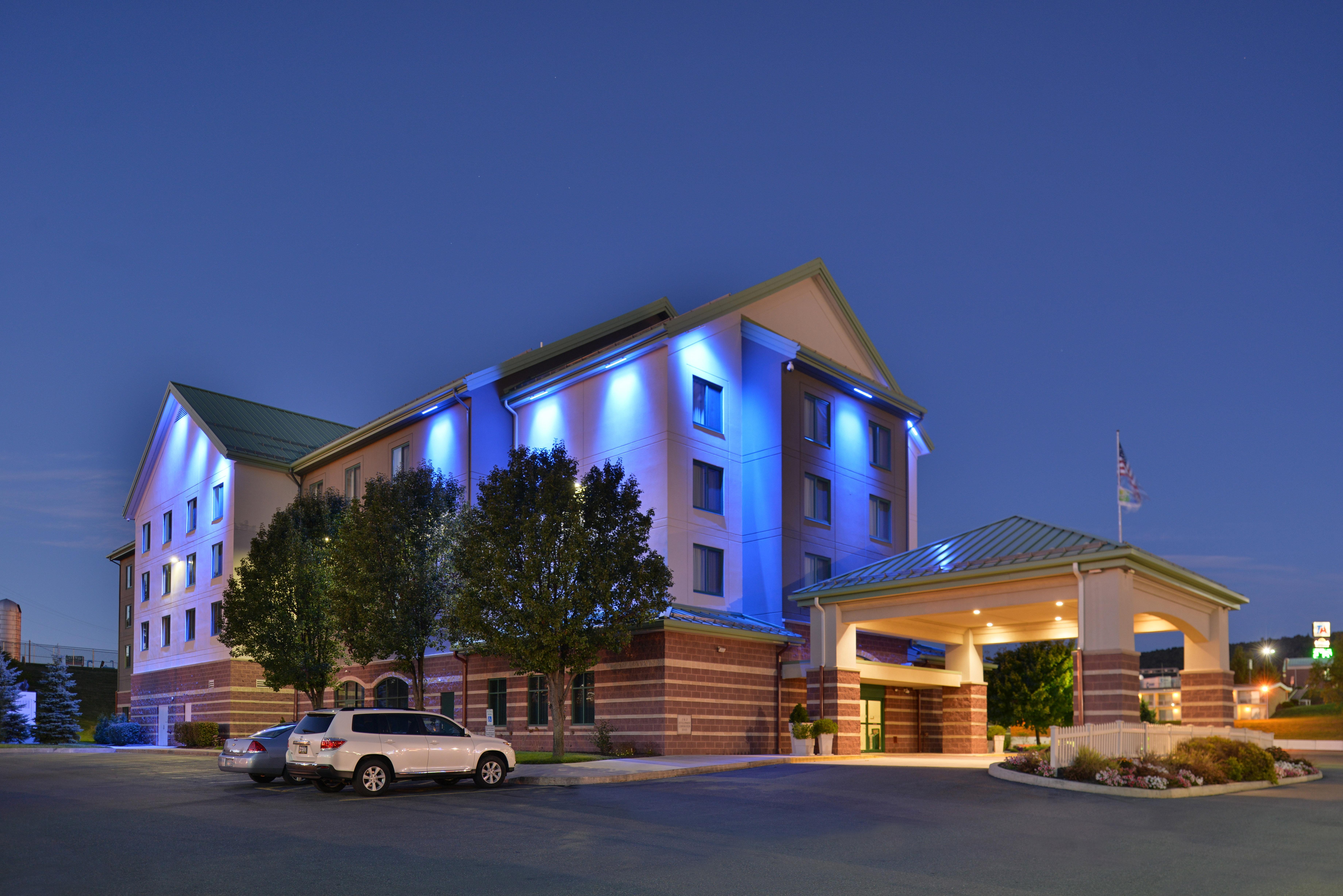 Holiday Inn Express Breezewood By Ihg Exterior photo